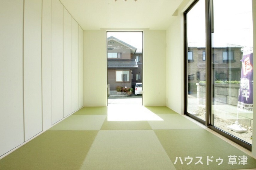和室 約4.5帖の和室には、縁のない琉球畳を採用しております。 天井まで続く窓やクロークが開放感をより感じさせてくれます。