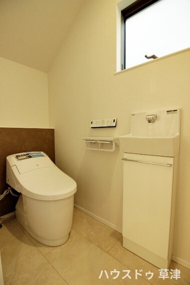 トイレ トイレには手洗い器を設けております。すぐ手を洗えるので衛生的にも安心ですね。