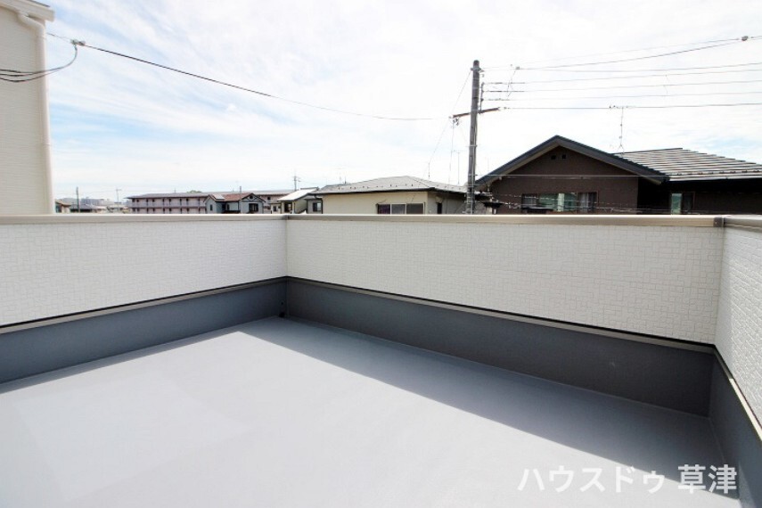 バルコニー 南向きのバルコニーには、たっぷりのお洗濯物が干せるだけでなく、ご家族でBBQ等を楽しむことができそうですね。