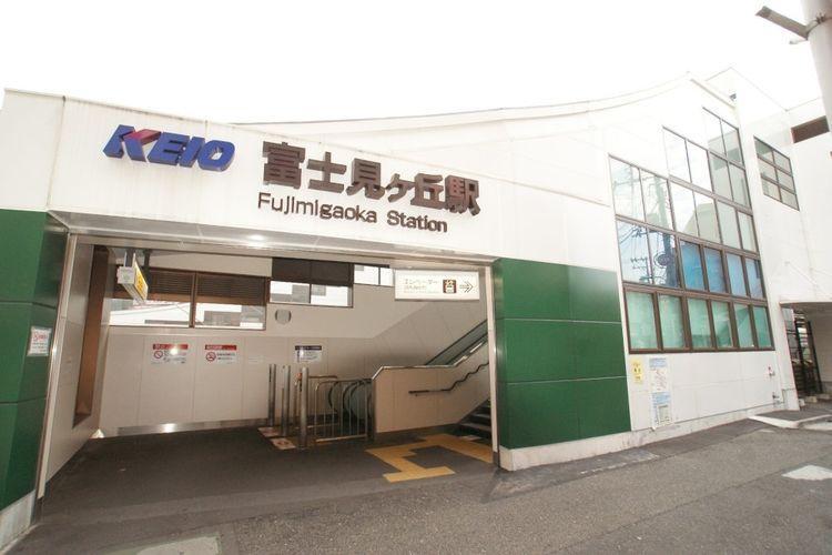 富士見ヶ丘駅(京王 井の頭線) 徒歩12分。 駅前通りは車通りが多く雑多な印象を受けますが、一本裏側に入れば井の頭線らしい一種低層の落ち着いた住宅地が広がります。整備が進む高井戸公園は約2.5haの
