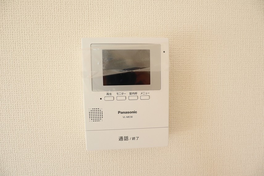 防犯設備 カラーモニタ付インターホン 不在時の訪問は自動で録画されます。 訪問者の顔が確認できるのでお子様の留守番にも安心です