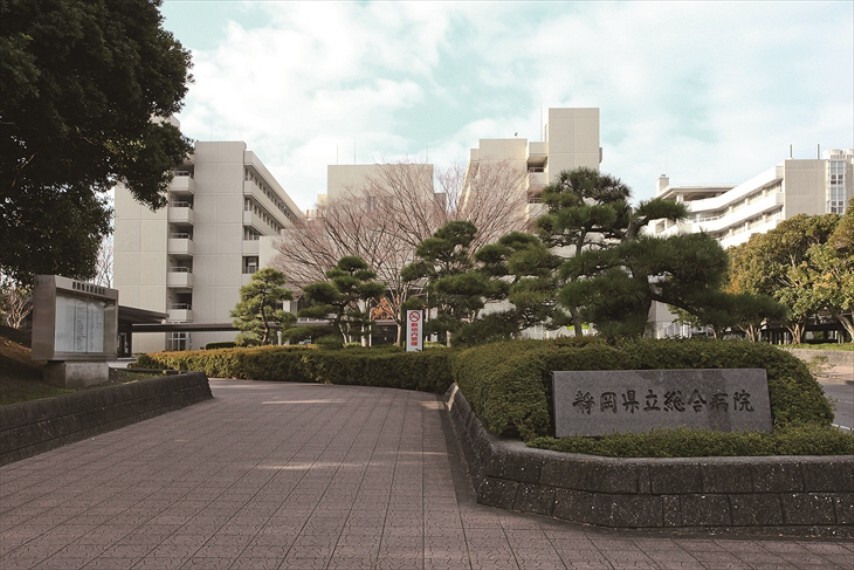 病院 ●約1800m(徒歩23分) 病床:712床(平成31年4月1日現在)、正規職員は医師含め1317人(令和2年4月1日現在)の静岡県を代表する総合病院。(2016年1月撮影)