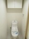 トイレ 上部に収納棚があり、トイレットペーパーや掃除用具をスッキリ収納できます!