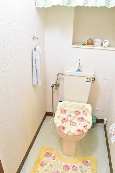 トイレ 可愛らしい色調のトイレ タオル掛けもついていて便利です。 棚がついていますのでお花や置物を飾ったらオシャレな空間になりそうですね。