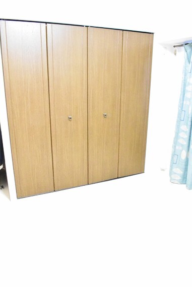 洋室 7.2帖の洋室 大きなクローゼットがありお洋服や荷物がすっきり片付きそうですね!