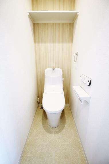 同仕様写真(内観) 施工事例。トイレは2ヵ所が標準仕様。窓があるプランです。