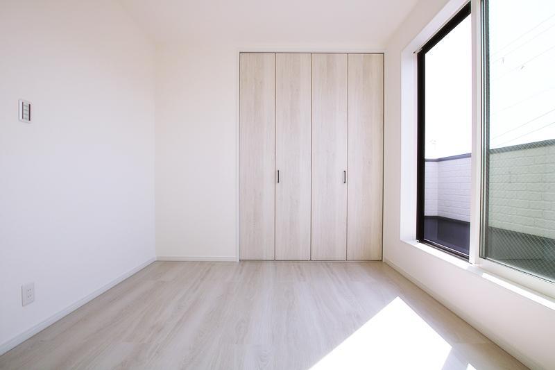 同仕様写真(内観) 洋室の施工事例です。陽当りの良い洋室です。ご紹介の物件も南向きで陽当り良好。