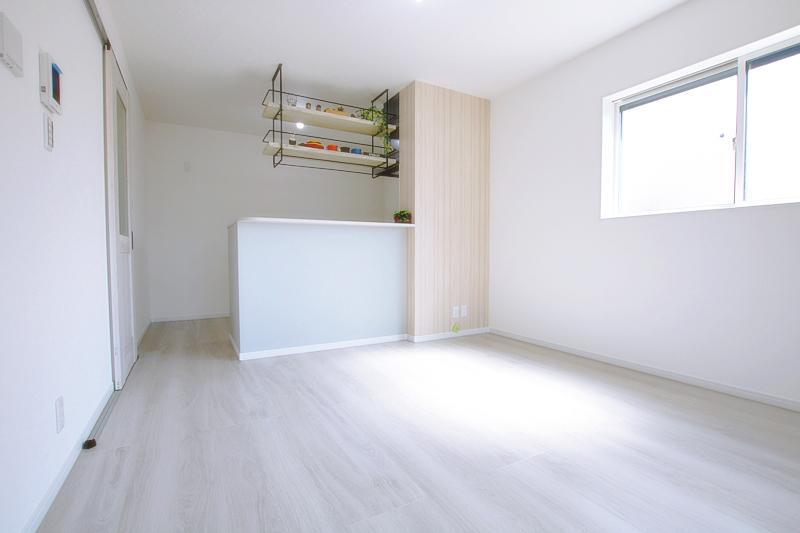 同仕様写真(内観) 施工事例です。閑静な住宅街、南向きですので、くつろげる明るいLDKが実現します。設備や仕様について事前に詳しくご案内いたしますので是非お問合せください!