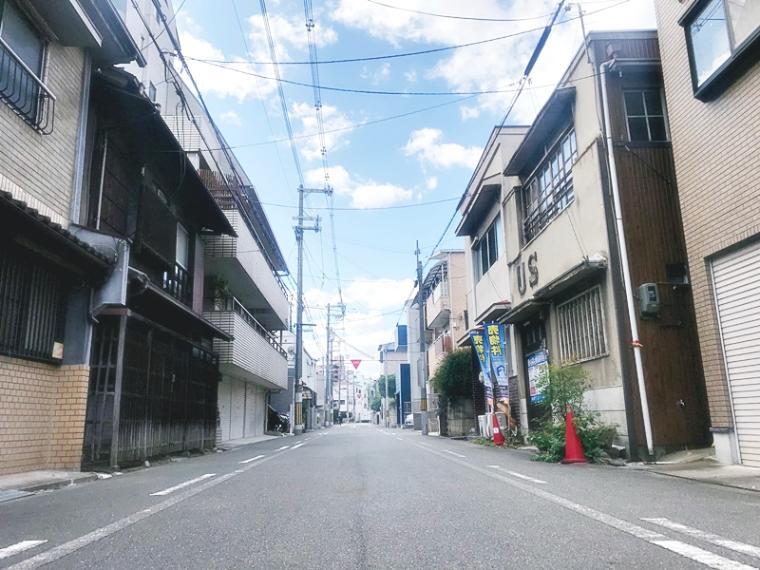 現況写真 前面道路の様子です。南側の道路に面しています!前面道路幅6mとゆとりがあり駐車もしやすいです。