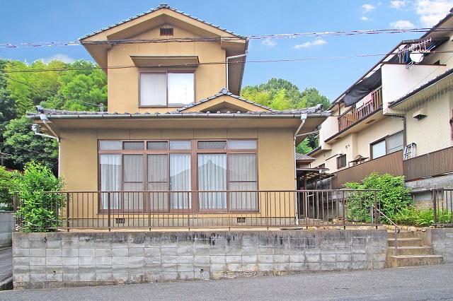 外観写真 窓も大きく、自然の光がお部屋を明るく照らします。