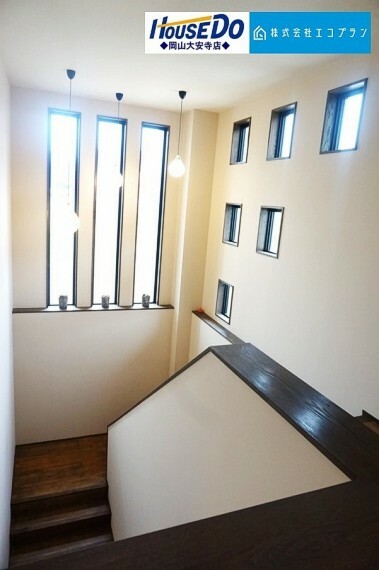 窓のデザインが表情豊かで、明るく爽やかな雰囲気の階段です。