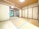 和室 和室 約6帖 居室に、来客用に、寝室に。汎用性が魅力的です。襖をあけると隣の和室約6帖と一つの空間になります。