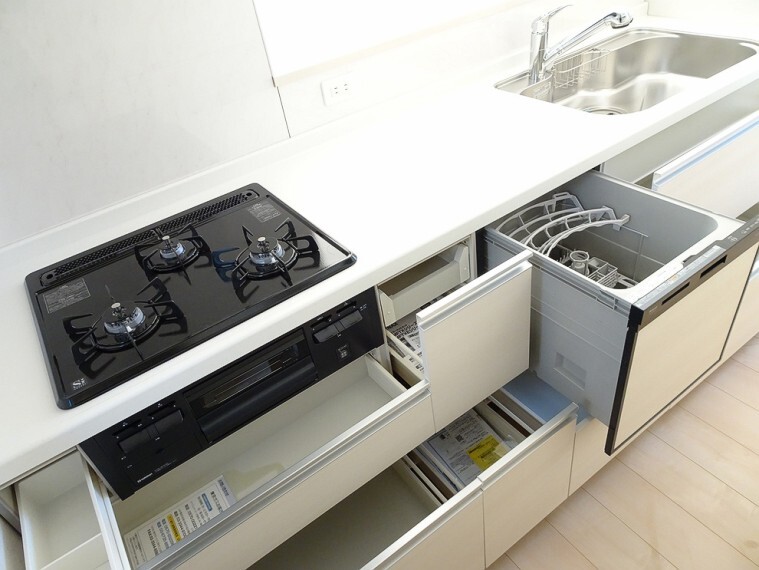 キッチン 施工例 時短に便利な食洗器、3口コンロ、ビルトインコンロ付きです