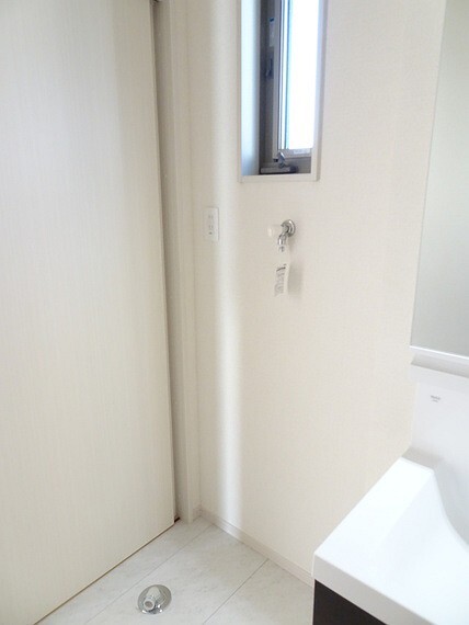 施工例 洗濯機置き場には窓が付いてるので換気や湿気対策にも便利です