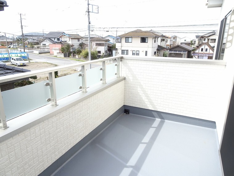 バルコニー 施工例 広々としたバルコニーなので洗濯物を干す時やしまう時にも動きやすいバルコニーです