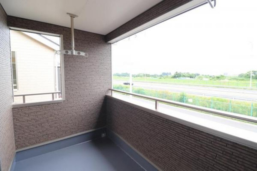 バルコニー (バルコニー)屋根付きのバルコニーなので洗濯物を干しているときに急に雨が降っても安心!