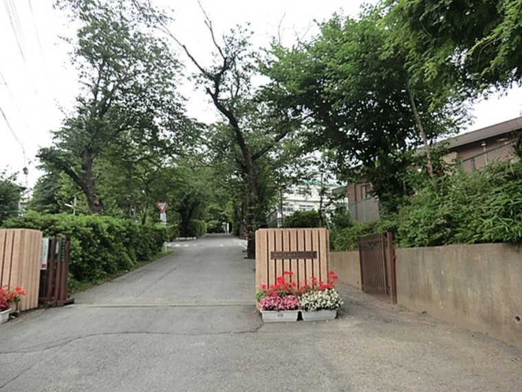 小学校 桜の木が咲く広い校庭と専用体育館のある大きな校舎。「人を大切にする子ども」を目指す児童像としている。