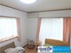 洋室 2面採光でお部屋の隅々まで明るい印象の居室。おひさまの光を、爽やかな風をたっぷりと取り込めます