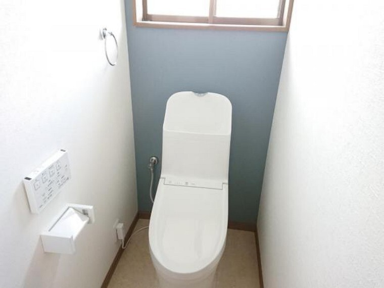 トイレ 【リフォーム後】トイレはTOTO製の温水洗浄機能付きに新品交換しました。表面は凹凸がないため汚れが付きにくく、継ぎ目のない形状でお手入れが簡単です。節水機能付きなのでお財布にも優しいですね。