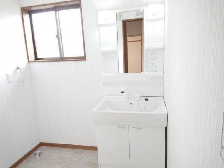 洗面化粧台 【リフォーム後】洗面化粧台はハウステック製の新品に交換しました。間口75cmの大型の洗面ボウルは洗顔・洗髪はもちろん、つけ置き洗いにも使えます。コンセント付きです。