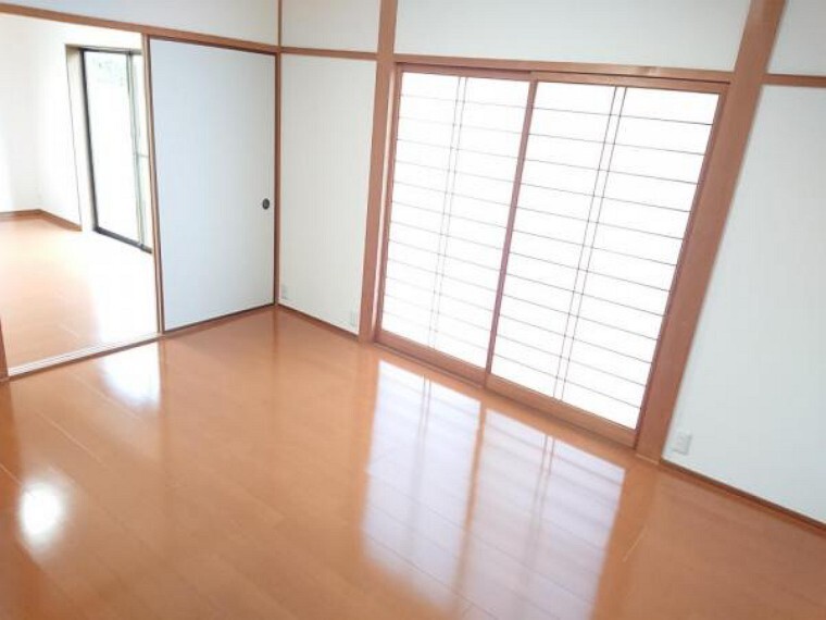 【リフォーム後】6帖洋室は壁のクロスを張り替え、フローリングの張替えを行いました。建具を外せば、リビングと繋げて利用することもできます。