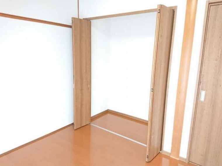 【リフォーム後】6帖洋室にはクローゼットを新設しました。パイプをつければ、大切なお洋服をかけて収納することもできます。