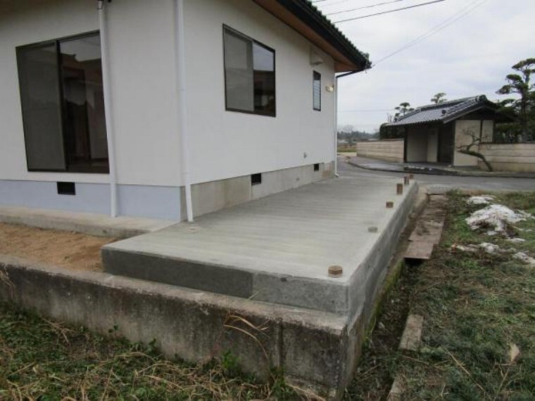 現況写真 【リフォーム後】平屋建てのお家です。駐車場は2台停められるように工事を行いました。コンクリートを敷きましたので、駐車がしやすくなっただけでなく、車の中に土が上がりにくくなりました。