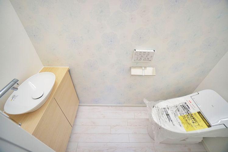 トイレ お洒落なタンクレストイレ。お手入れも楽々です。