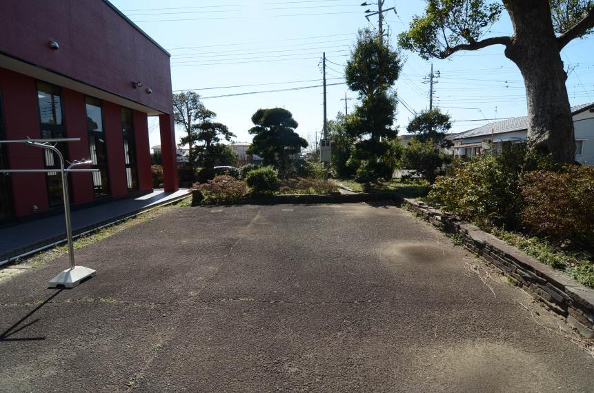 庭 アスファルト舗装の広場