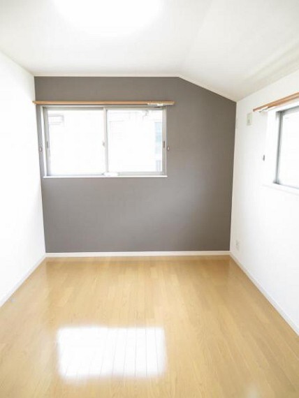 洋室6帖。2面の窓で明るいお部屋