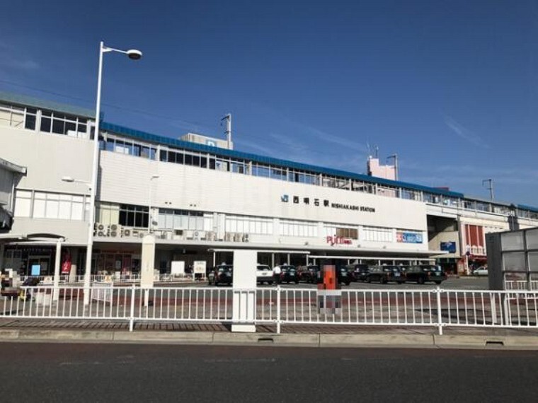 山陽本線「西明石駅」新快速停車駅です。駅内にはショッピングモールや食事処があり便利です。北側には駐輪場があります。スーパーやコンビニ・銀行なども近くにあります。