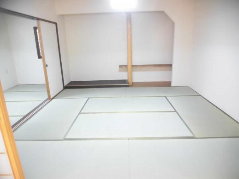 【リフォーム後】1階和室は畳の表替え、壁と天井のクロスの貼り換え、照明の交換等を行いました。リビングから続き間になっているのでゆったりとすることができるスペースです。