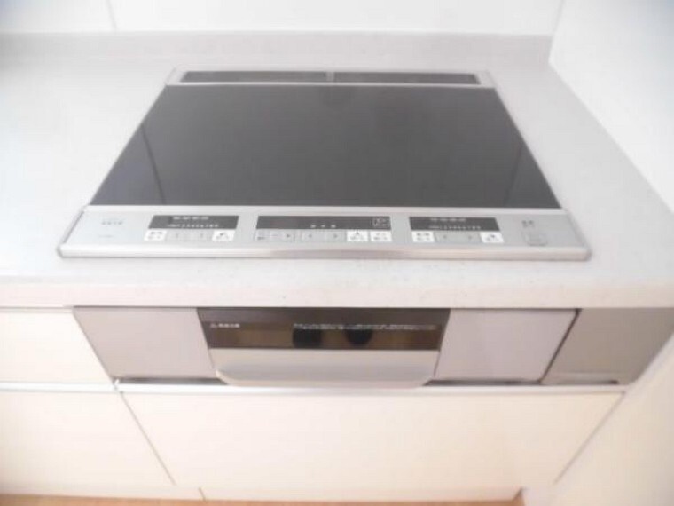 キッチン 【リフォーム後】新品に交換したキッチンは3口コンロなので同時進行で調理可能。大きなお鍋を置いても困らない広さです。火を使わないので小さなお子さんがいるご家庭では安心ですね。