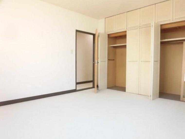 【リフォーム後】2階東側洋室も床のカーペット貼り、壁・天井のクロスの貼替、照明の交換等を行いました。8帖間で収納もたっぷりなので寝室や子供部屋など様々な用途でご利用いただけます。