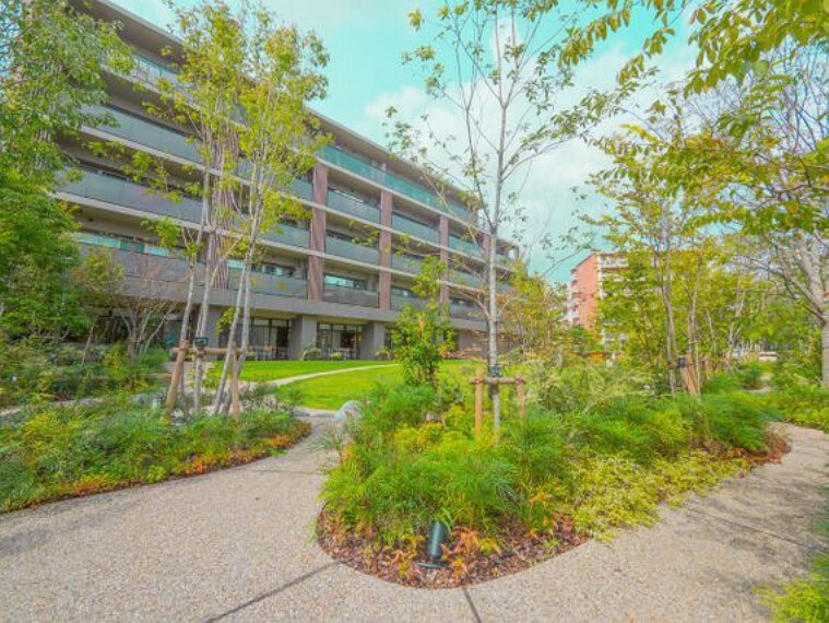 外観写真 穏やかな風と陽光を導き、プライバシーに配慮された設計プランを採用し、居住性を一段と心地よいものにしています。周辺環境とのコラボレーションにより明るく開放的な空間を演出しております。