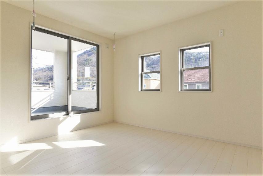 洋室 同仕様例。 光が部屋の奥にまで届く採光・通風に優れた心地よいお部屋。洗濯物を室内で干しても充分に乾かすことができます。