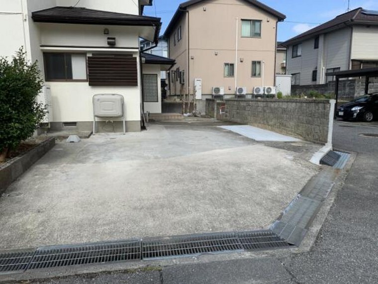 駐車場 【リフォーム済】カーポートを撤去し、塀を一部解体を行いカースペースを増設したことで3台の駐車が可能になりました。