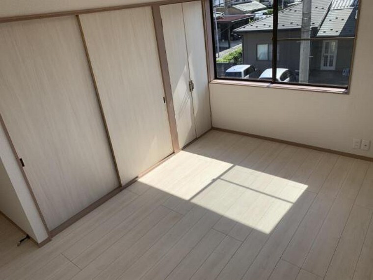 【リフォーム済】2F6.5帖の洋室です。現状のエアコンは徹底的にクリーニングを行いました。また、壁・天井クロスの張替え、フローリングの上張りを行いました。窓が2方向にあり明るいお部屋です。