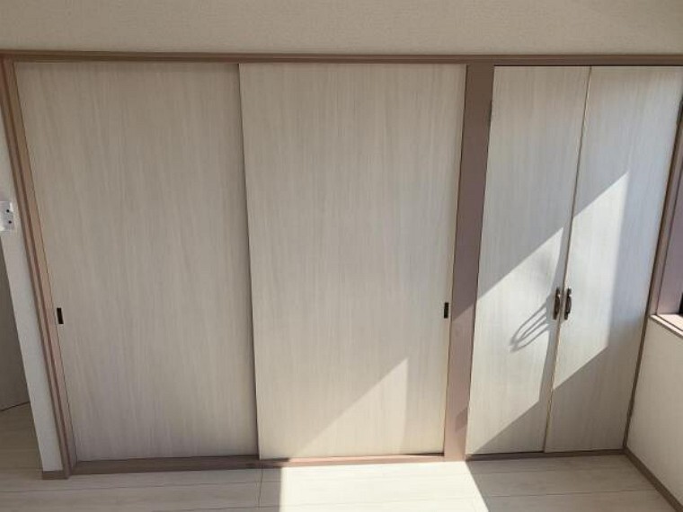 収納 【リフォーム済】6.5帖洋室の収納です。建具のシート張りを行いました。収納が二か所もあり、たくさんのものを収納することができます。