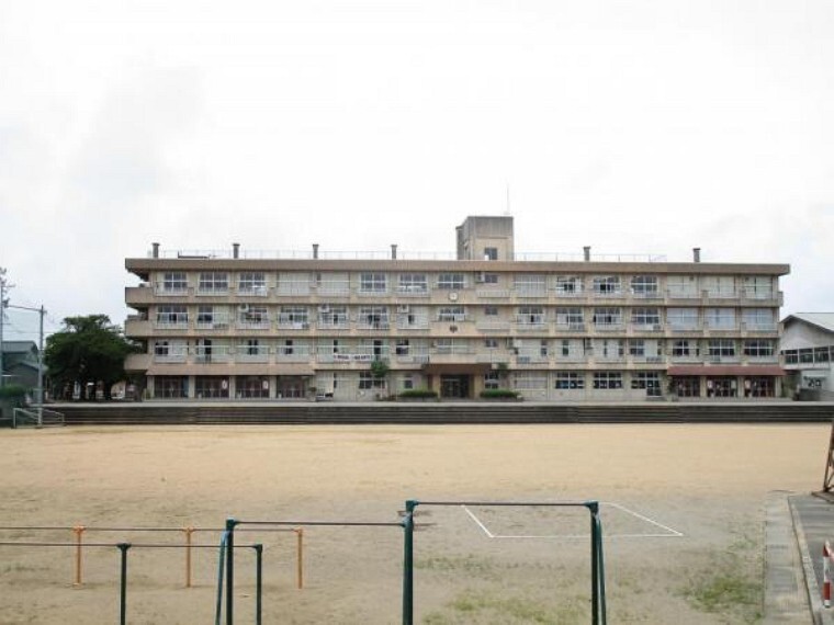 小学校 富山市立呉羽小学校まで800m(徒歩10分)です。小さなお子様でも無理なく通える距離です。生徒数も多く活発な学校です。