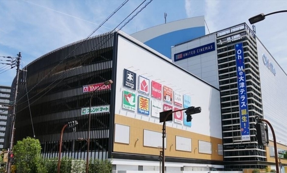 ショッピングセンター Oh!Me大津テラス 1F 「フレンドマート」 9時半~21時 マツモトキヨシ 10時~21時 2F 「TSUTAYA」 9時半~22時 3F 「ヤマダ電機 」 10時~21時 6F 食堂街・レストラン 10時~20時半