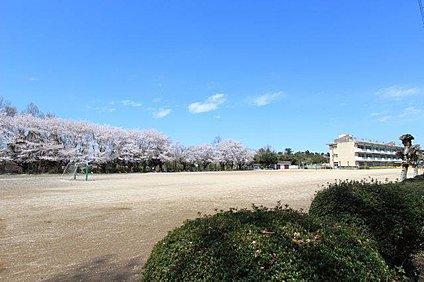 小学校 【市立柳沢小学校】 広々とした校庭があり、元気いっぱいに遊べます！