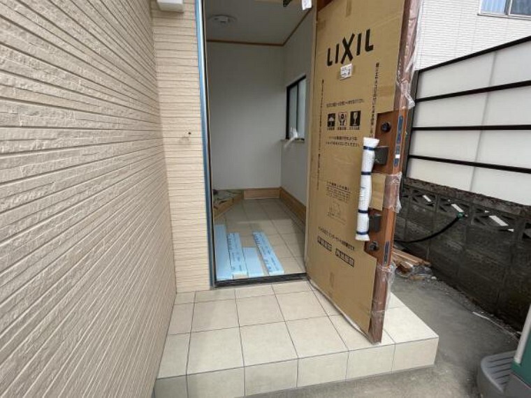 玄関 【リフォーム中3/28更新】玄関です。玄関ドアは新しいものに交換しました。また、玄関周りの外壁もワンポイントとして張替済みです。ポーチタイルの張替も終わり、あか抜けた印象になりました。