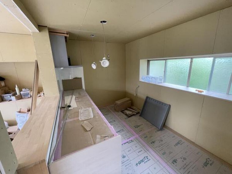 キッチン 【リフォーム中5/24更新】キッチンはハウステック製の新品に交換しました。引出が7つの嬉しい多収納タイプ。天板は熱や傷にも強い人工大理石仕様なので、毎日のお手入れが簡単です。