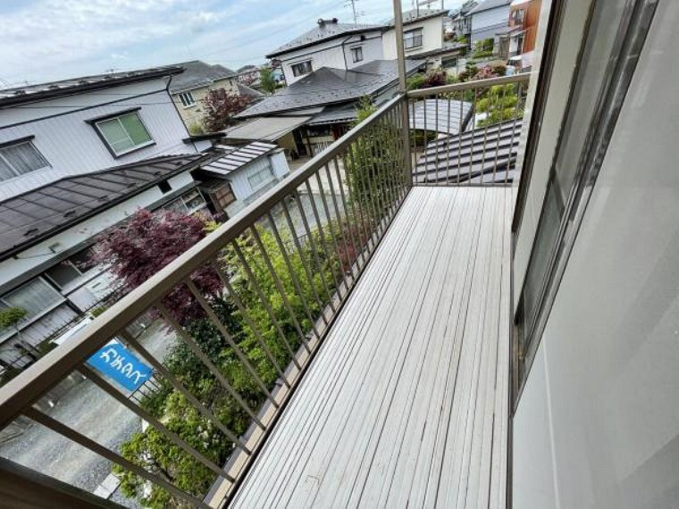 現況写真 【リフォーム中5/24撮影】ベランダです。床のクリーニングを行い、天井波板を交換する予定です。