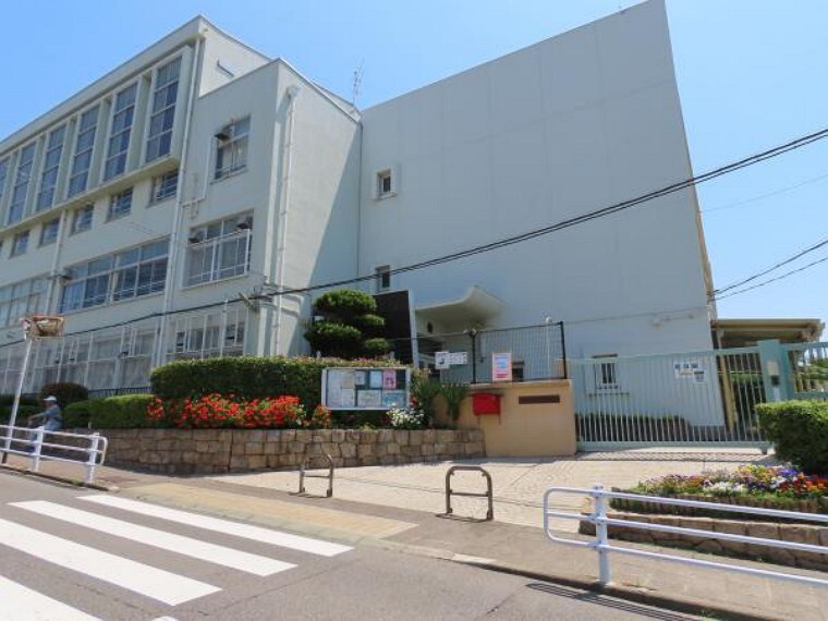 小学校 \神戸市立霞ヶ丘小学校/落ち着いた、閑静な住宅街の中に立地しており、登下校も地域の方々が見守ってくれるので安心ですね!児童数が多いので、お友達がたくさんできそうですね!