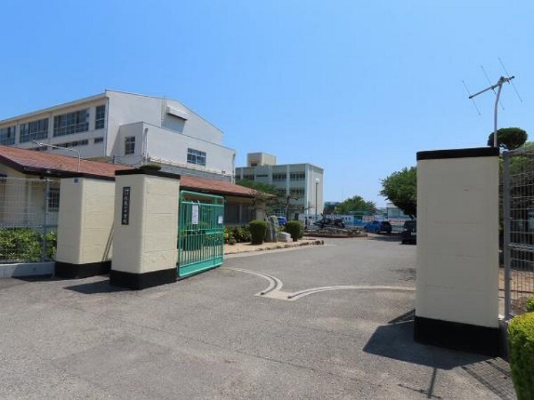 中学校 \神戸市立歌敷山中学校/勉強にとても力を入れている、真面目な学校で、学習環境もしっかり整っていますね!部活動にも力を入れている学校で、グラウンドは第3グラウンドまであります!
