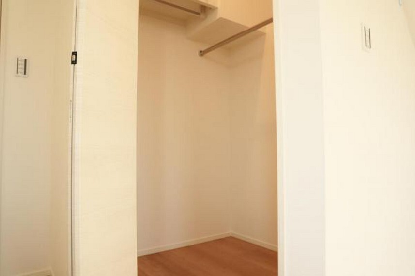 収納スペースを確保しております。季節のお洋服など保管が可能です。居室内に余計な収納をおく必要がないため、ベッドやお布団を置くスペースが確保できます。広い空間で睡眠ができるため、疲れも癒されます。