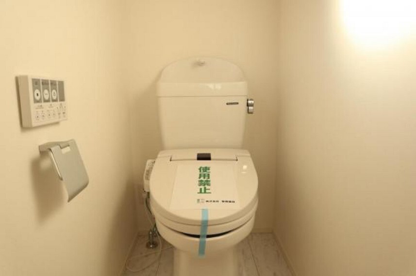 トイレ 白を基調としたウォシュレットトイレは清潔感あるプライベート空間を演出します。