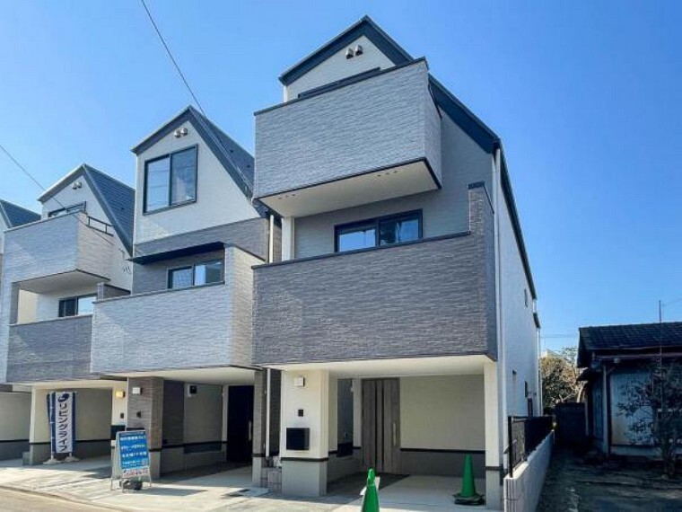 現況外観写真 それぞれ独特の顔を持つあなただけのお住まい。各棟によって暖かい日差しの入り方・見え方も違うお住まい。実際の日当たりや現地の雰囲気もご確認くださいませ。